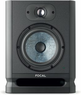 Forstærket monitorhøjttaler ALPHA 65 EVO, set forfra, tweeter øverst, woofer nederst, Focal-logo nederst, grønt lys tændt