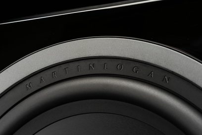 MartinLogan Dynamo 12 subwoofer, nærbillede af en sort og grå cirkulær del med præget skrift