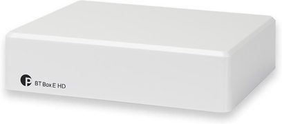 Drahtloser Sender BT Box E HD, rechteckiges weißes Gehäuse mit abgerundeten Ecken, schwarzes Logo und Text auf der Vorderseite, perspektivische Ansicht