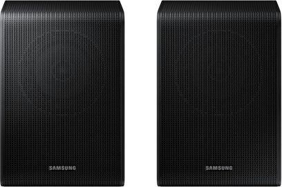 Paar Samsung SWA-9250S Rücklautsprecher, rechteckiges schwarzes Kunststoffgehäuse, Front mit perforiertem Metallgitter und zentral unten platziertem Samsung-Logo, leicht abgerundete Kanten, Frontansicht