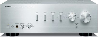 Yamaha A-S500 sidabrinės spalvos stereo hi-fi stiprintuvas, priekinis vaizdas, su mygtukais, rankenėlėmis, lizdais ir VU metrais ant šlifuoto aliuminio priekio plokštės