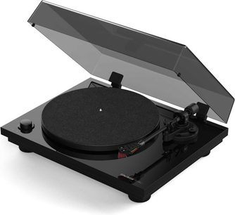 Reloop Turn 3 MK2 svart vinylplatespiller, rund tallerken, tonarm med motvekt og pickup, røyket støvbeskyttelseslokk, 3/4 forovervinkel
