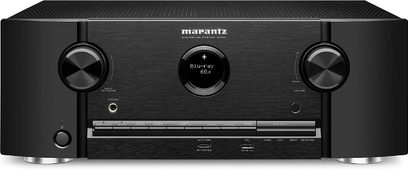 Marantz SR5011 sort hjemmebiografsforstærker, set forfra, sort front med knapper og drejeknapper til justering, blå display i midten