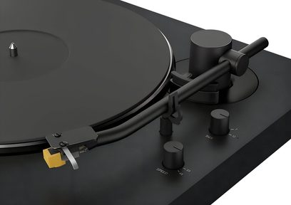 Siyah Sony PS-LX5BT pikabın, tabla, düz ton kolu ve sarı iğne kartuşu ile devir hızı kumandalarına yakın plan görünümü