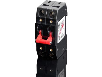 Δύο μαύρες επιτοίχιες πρίζες GigaWatt G-16A 2P 16A σε ράγα DIN, κόκκινα βύσματα, ασφαλειοδιακόπτες, ματ πλαστικό