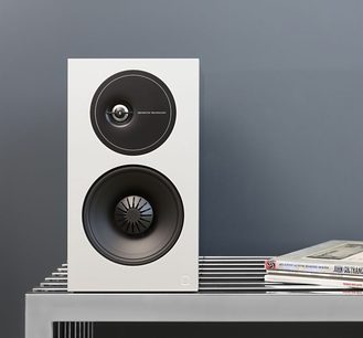 Definitive Technology D9 sort bogreolhøjttaler, set forfra, diskant og mellemtone/bas-højttaler synlige