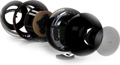 Cabasse The Pearl savienotās bezvadu skaļruņu sistēmas baltā pērļu krāsā, skats no priekšpuses, sastāv no spīdīgām melnām sfērām dažādos izmēros