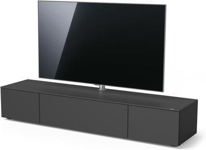 Niska, matowa czarna szafka TV Spectral Next NXS2000-BG, 2 drzwi, duży płaski ekran, widok lekko z boku