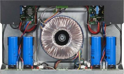 Micromega PW400 sort effektforstærker, indvendigt syn af elektroniske komponenter, toroidaltransformer, køler, kabling