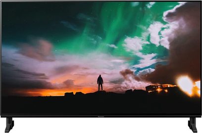 Panasonic TX-48JZ980E 48" TV viser en menneskelig silhuet foran en grøn og orange himmel med skyer