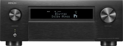 Domácí kino Denon AVC-X6800H v černé barvě, pohled zepředu, modrý displej s nápisem "Blu-ray Dolby Atmos", dva stříbrné otočné knoflíky