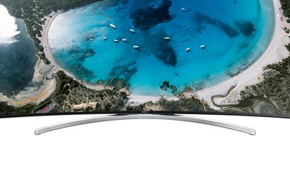 Samsung UE48H8000 buet TV viser et luftfoto af en tropisk strand med en turkis lagune og både