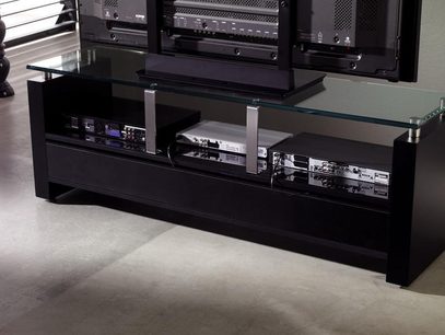 Gisan HQ-23 sort audio-/videomøbel, set forfra, med glashylder og rum til elektroniske enheder