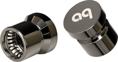 Sylinderformede grå støpsler mot støy for Audioquest RCA i forkrommet metall, nærbilde med aq-logo og rillet innside