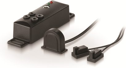 Rektangulært sort elektronisk kabinet med røde knapper på toppen, stik og kabler på bagsiden