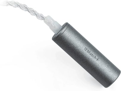 Cable para auriculares HI‑FI iFi Audio iEMatch+, funda trenzada plateada, carcasa cilíndrica de metal gris, vista en tres cuartos