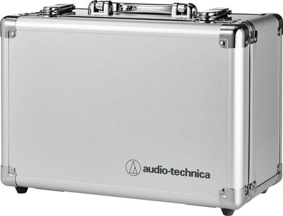 Audio Technica ATH-ADX3000, dikdörtgen gümüş renkli valiz, güçlendirilmiş köşeler, metal sap, sol altta görünür logo