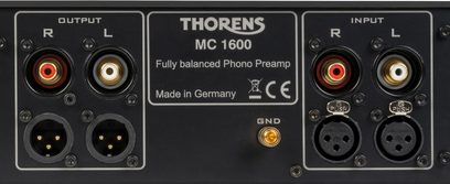 Thorens MC 1600 phono-voorversterker, achteraanzicht met RCA- en XLR-ingangen/-uitgangen en aardklem