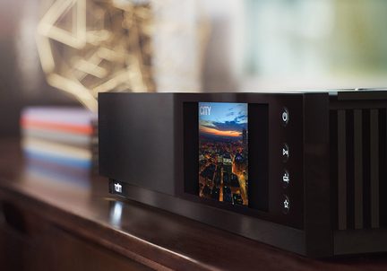 Dispozitiv electronic negru, carcasă mată posibil din metal, ecran color, 4 butoane tactile pe partea dreaptă, vedere din trei sferturi
