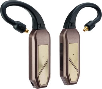 Par af trådløse iFi Audio Go Pod Max-transmittere i metallisk brun aluminiumskal, forside med tekstureret beige overflade og central LED, fleksible sorte ørekroge med gyldne forbindere, set i trekvarts vinkel