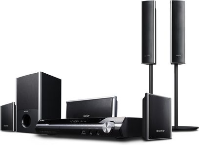 Sony DAV-DZ860W hjemmebiografsystem bestående af en DVD-afspiller, to højttalertårne, to kompakte højttalere og en basreflekskabinet
