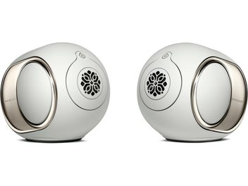 Dva zvočnika DEVIALET Phantom Ultimate 98 dB Light Pearl, pogled 3/4, plastična ohišja v beli biserno sivini, stranska metalna hlajenja