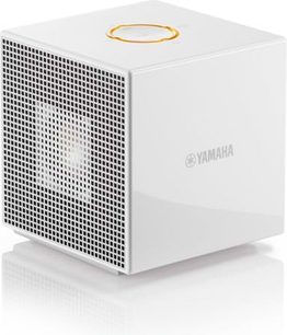 Hvid kubisk Yamaha NX-A01 multimediehøjttaler, sort gitter på den ene side, orange logo på den anden side