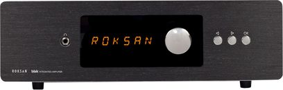 Integrovaný hi-fi stereo zesilovač Roksan Blak, čelní panel v černé barvě s oranžovým displejem „ROKSAN“, otočný ovladač a 3 tlačítka