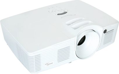 Optoma HD26 hvid videoprojektor, set fra en trekvart forside vinkel, med objektivet til højre og ventilationsriller på siden
