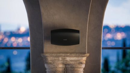Schwarzer Sonus faber Wandlautsprecher mit gewölbter Front, installiert an einer Steinsäule