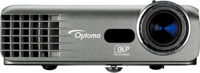 Bærbar Optoma EX330e projektor i metalgrå, med cirkulær linse, ventilationsgitter og sidepanel til betjening