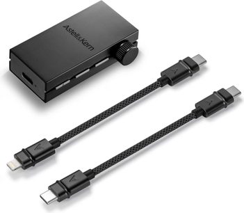 Přenosný audio konvertor Astell&Kern AK-HB1 v matné černé barvě, 2 černé opletené USB-C kabely, obdélníkový kryt, pohled shora