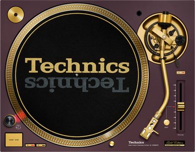 Rød Technics SL-1200M7G-platespiller, sett ovenfra, med svart tallerken og gullfarget tonearm