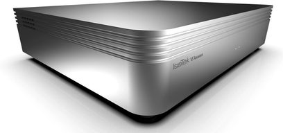 Alimentatore IsoTek V5 Aquarius argento, forma rettangolare arrotondata, lato frontale con logo, vista a tre quarti