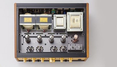 Leben CS 600X rørvakuum hi-fi-forstærker, frontpanel i træ med forgyldte knapper, synlige transformere og rør på toppen