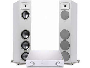 Hi-fi komplekts ar divām baltām grīdas akustiskajām sistēmām, melniem skaļruņiem un pelēkiem aizsargrežģiem, un sudrabainu NuPrime pastiprinātāju