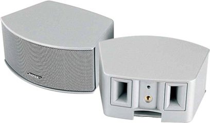 Dos altavoces Bose 321 GSX MovieBox blancos, de forma hexagonal, con rejillas metálicas, botones y puertos en la parte superior