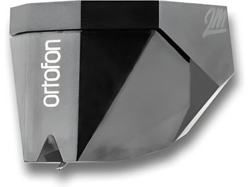 Célula de cápsula de vinilo Pro-Ject Pick it 2M-Silver, vista superior de cerca, forma triangular gris y negra, logotipo "ortofon" blanco