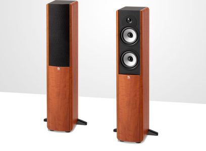 Sloupové reproduktory Boston Acoustics A250 v třešňovém provedení, dva modely, pohled zepředu a z úhlu, černé reproduktorové měniče