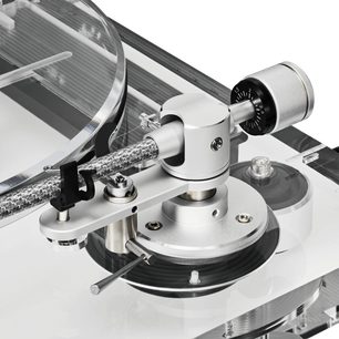 Hi-fi vinylpladespiller Audio Technica AT-LPA2, nærbillede i skrå vinkel, kabinet i transparent akryl og sølvaluminium, gråt flettet tonearm med sort og sølvfarvet cylindrisk modvægt, kraftigt leje og metalarm