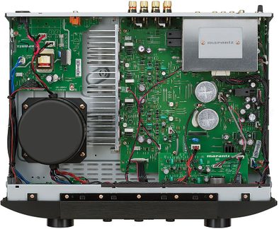 Amplificator audio Marantz cu circuite electronice verzi, transformator, radiator, prize și butoane pe șasiu negru