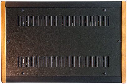 Leben RS-30EQ phono-forforstærker, frontvisning, lys træramme, sort front med 2 rækker vandrette sprækker