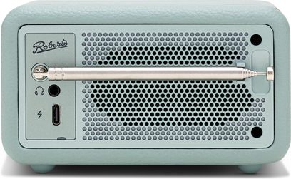 Roberts Revival Petite 2 bordradio, bagside, kompakt rektangulært kabinet i lysblå kunstlæder med stor perforeret metalgitter, teleskopantenne foldet vandret samt hovedtelefon- og USB-C-stik.