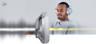 Technics EAH-A800 sort hovedtelefoner båret af en mand, set fra siden, med lydspektrum i baggrunden