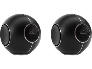 Dvi juodos Bluetooth kolonėlės Cabasse The Pearl Myuki, sferinės formos, metalinė priekinė tinklelio dalis ir metaliniai apvadai, 3/4 vaizdas