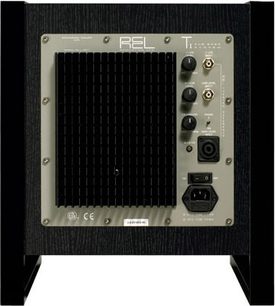 Subwoofer Rel T-1 třešeň, pohled zepředu, černá mřížka, 3 otočné knoflíky, 1 vypínač, konektory vzadu