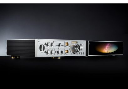 Silberfarbener Stereo-Hi-Fi-Verstärker Rose RA180 mit schwarzer Frontblende, farbigem LCD-Display mit Darstellung einer Nordlichtaurora, Frontansicht