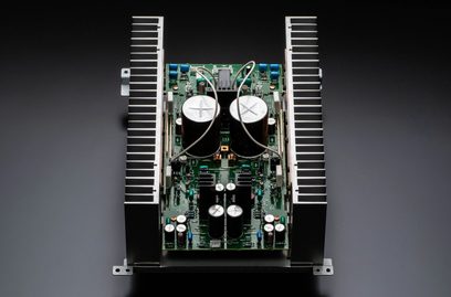 Ampli hi-fi stereo Denon PMA-1700NE černý, detailní pohled zepředu, otevřené kryty odhalující vnitřní elektronické součástky