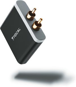 Trådløs sender fra Focal, universal modtager, rektangulær sort kabinet, to gyldne drejeknopper øverst, trekvartersperspektiv