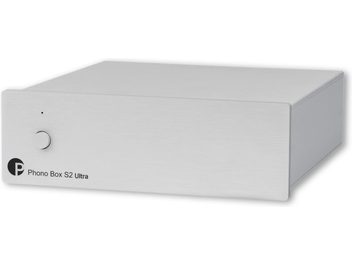 Pro-Ject Phono Box S2 Ultra sidabrinis fonokorektorius, stačiakampis šlifuoto metalo korpusas, priekyje apvalus mygtukas ir šviesos indikatorius